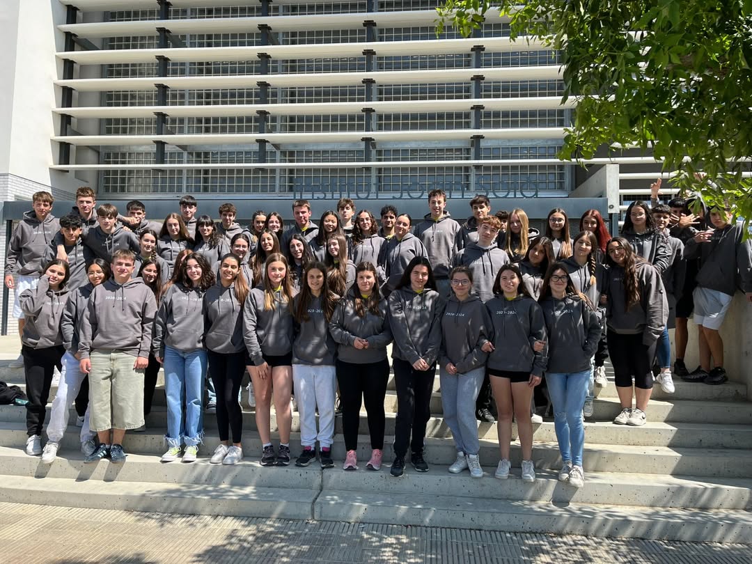 oto frontal de 2º de la eso en la que llevan las sudaderas personaizadas en la parte frontal con logotipo del cole